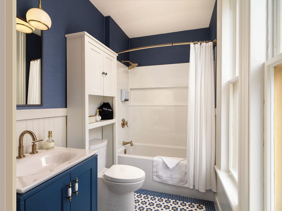 Elite Room | Bathroom | Combined shower/tub, free toiletries, hair dryer, bathrobes