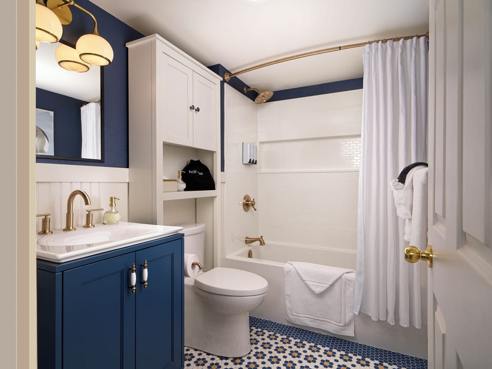 Basic Room | Bathroom | Combined shower/tub, free toiletries, hair dryer, bathrobes