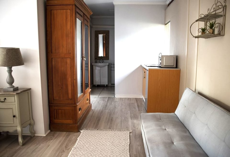 Deluxe Room, 1 Bedroom | Minibar, laptop workspace, soundproofing