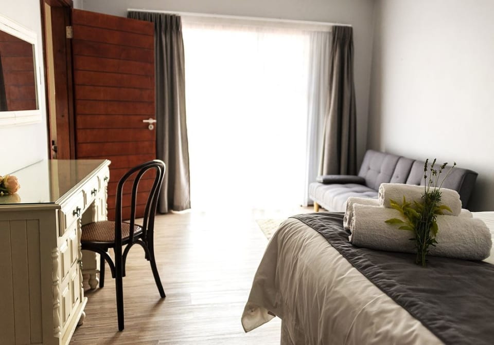 Deluxe Room, 1 Bedroom | Minibar, laptop workspace, soundproofing