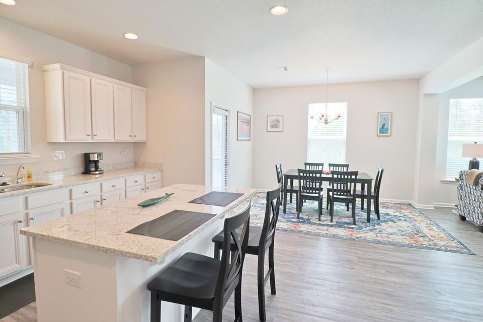 The dining area includes seating for 8 including the breakfast bar.