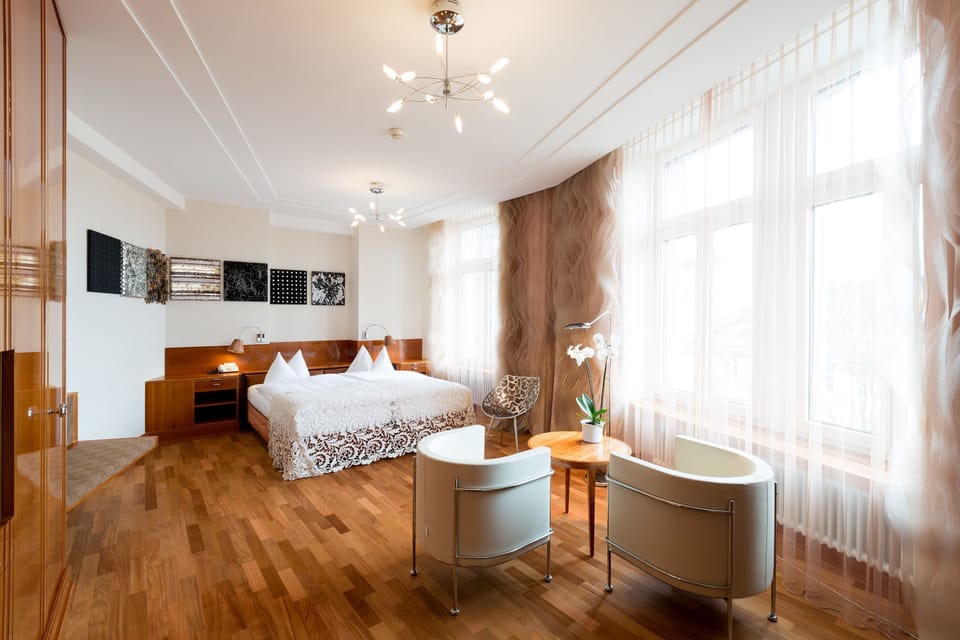 Junior Suite | Egyptian cotton sheets, premium bedding, down comforters, minibar