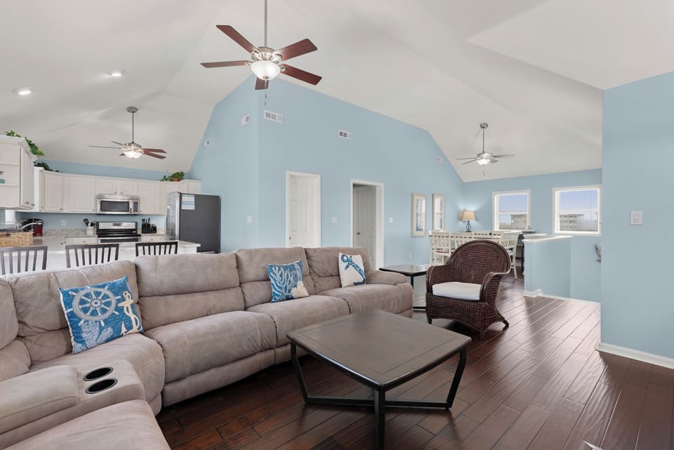 CCV04: Pelican Cove l Top Level Living Area