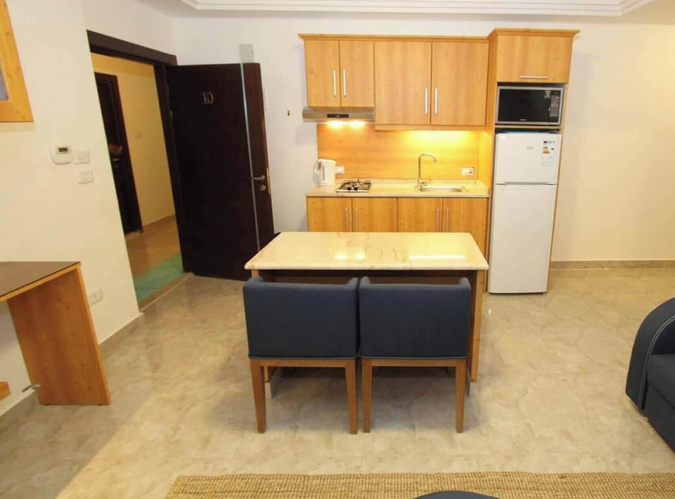 Apartment, 1 Bedroom, Accessible, Smoking | Living area