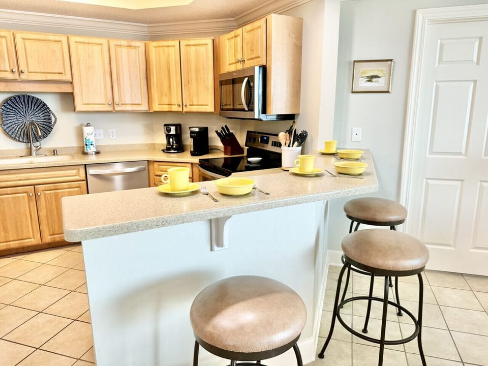 Extra dining space for up to 3 at the bar top counter. Perfect for breakfast!