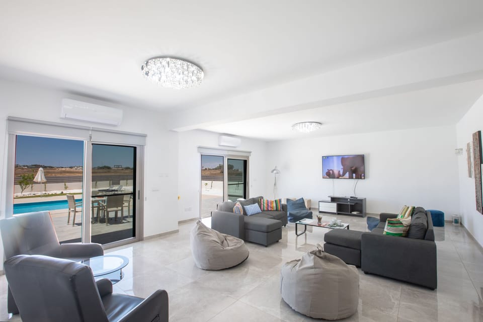 Villa, 6 Bedrooms, Private Pool, Garden View | Living area