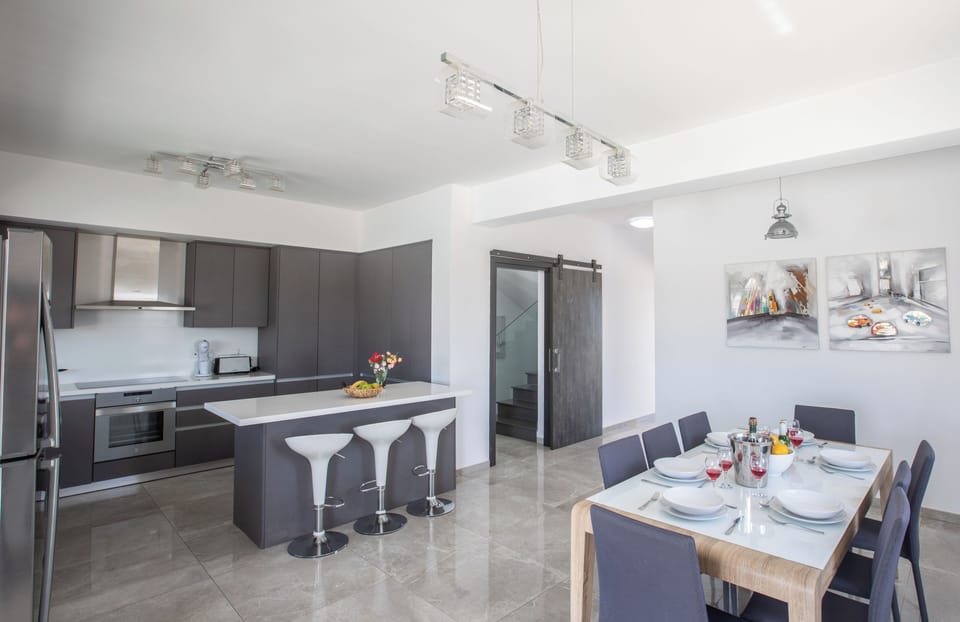 Villa, 6 Bedrooms, Private Pool, Garden View | Dining