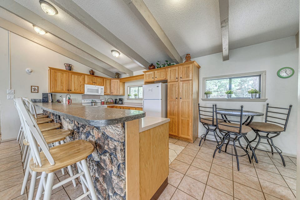 Kitchen | Blender | Coffee Maker | Toaster | Spices | Dining Table