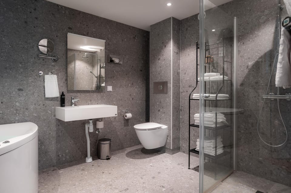 Suite, 1 Double Bed, Non Smoking, Hot Tub | Bathroom | Shower, free toiletries, hair dryer, towels