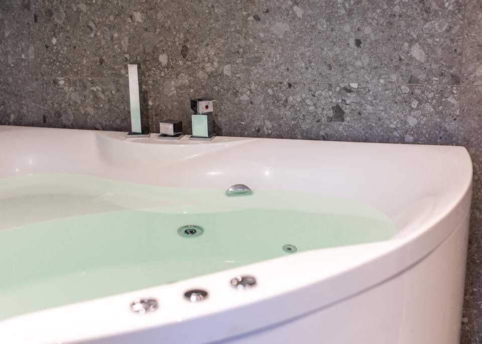 Suite, 1 Double Bed, Non Smoking, Hot Tub | Bathroom | Shower, free toiletries, hair dryer, towels