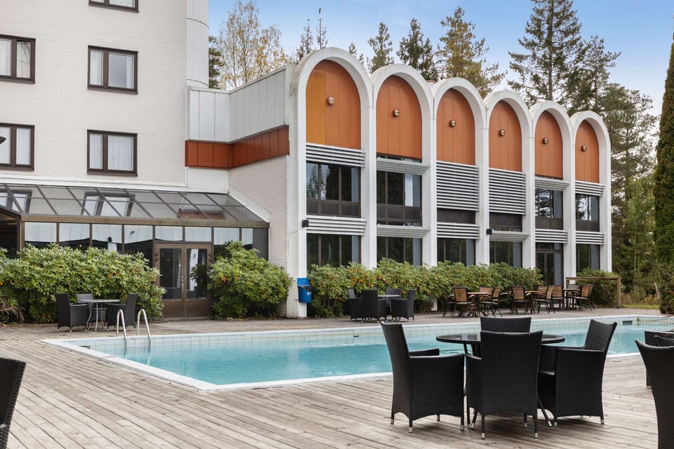 Seasonal outdoor pool, pool umbrellas