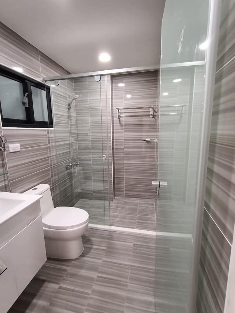 Double Room | Bathroom | Shower, free toiletries, hair dryer, slippers