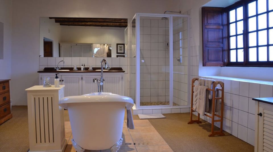 Separate tub and shower, free toiletries, hair dryer, towels