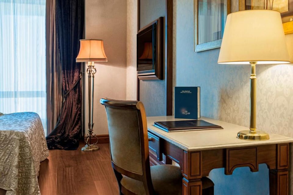 Suite with King Size Bed | Minibar, in-room safe, desk, soundproofing