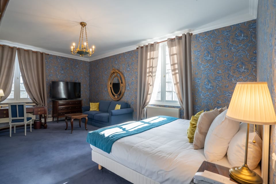 Junior Suite | Premium bedding, minibar, in-room safe, individually decorated