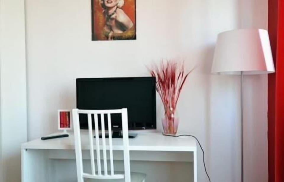 Full-size fridge, microwave, cookware/dishes/utensils