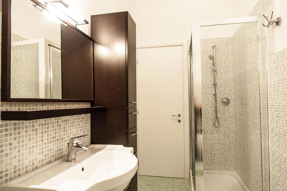 Shower, rainfall showerhead, free toiletries, hair dryer