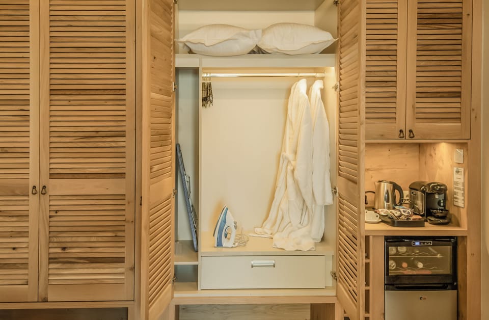 In-room safe, soundproofing, iron/ironing board, free WiFi