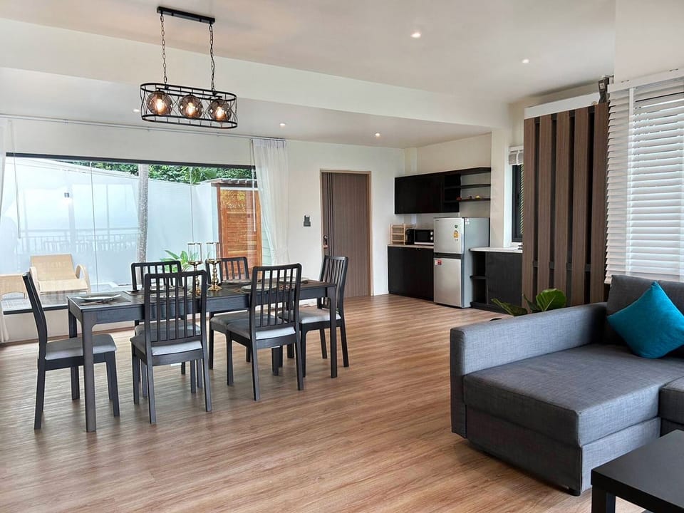 Presidential Suite with pool | Living area | 32-inch flat-screen TV with cable channels, TV