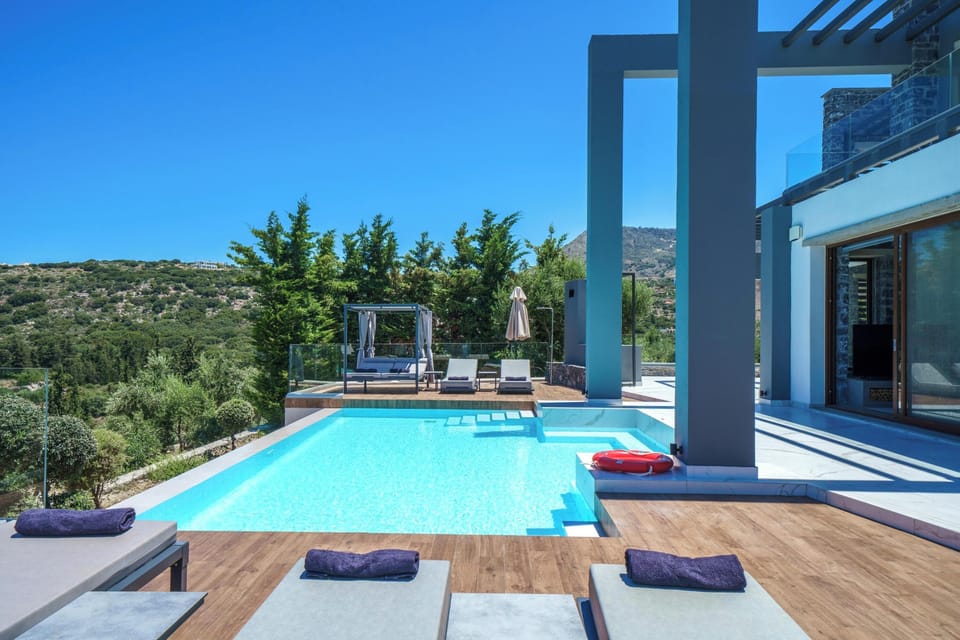 A 50 m2 private infinity swimming pool. The pool can also be heated at an additional charge