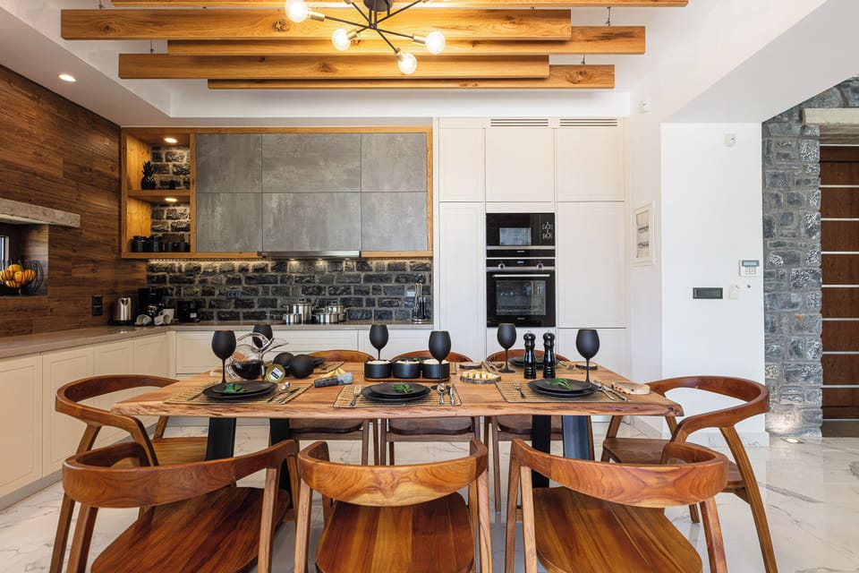 Fully equipped kitchen with a dinning area