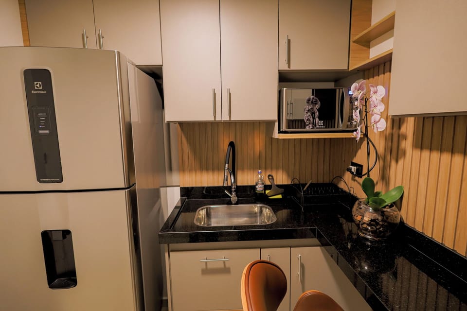 Deluxe Studio Suite, 1 King Bed | Private kitchen | Microwave, espresso maker, freezer