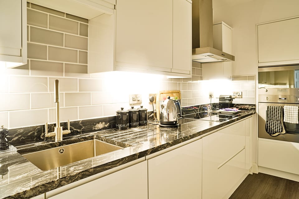 Apartment, 3 Bedrooms | Private kitchen | Fridge, microwave, electric kettle