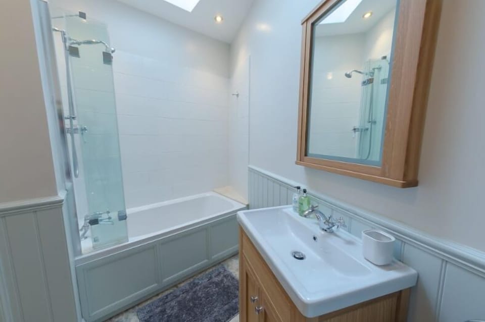 Apartment | Bathroom | Free toiletries, hair dryer, towels, soap