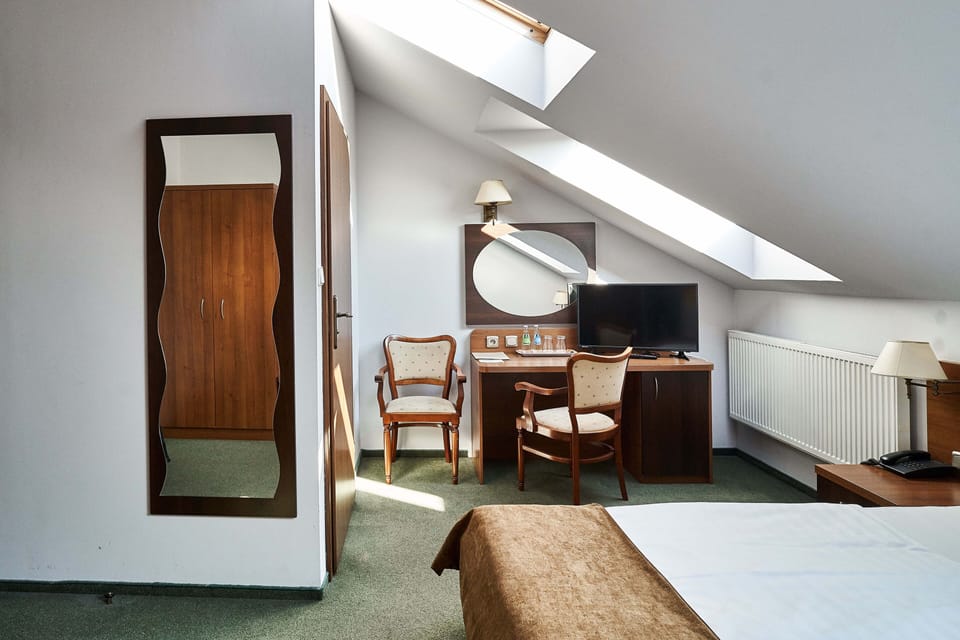 Room (King) | Desk, iron/ironing board (on request), WiFi (free), bed sheets