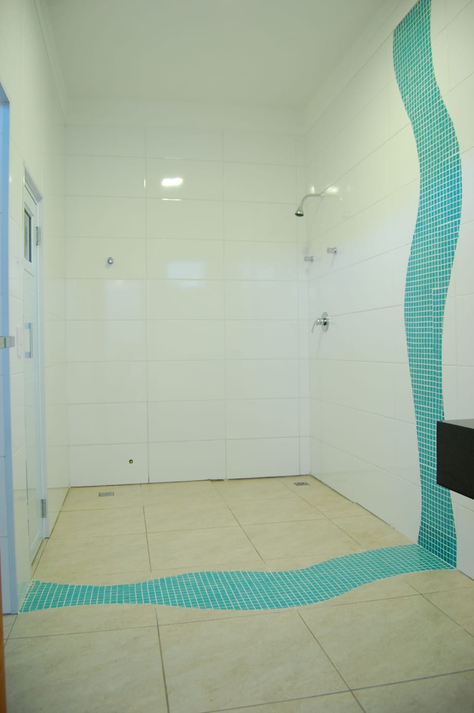Suite | Bathroom | Shower, free toiletries, hair dryer, towels