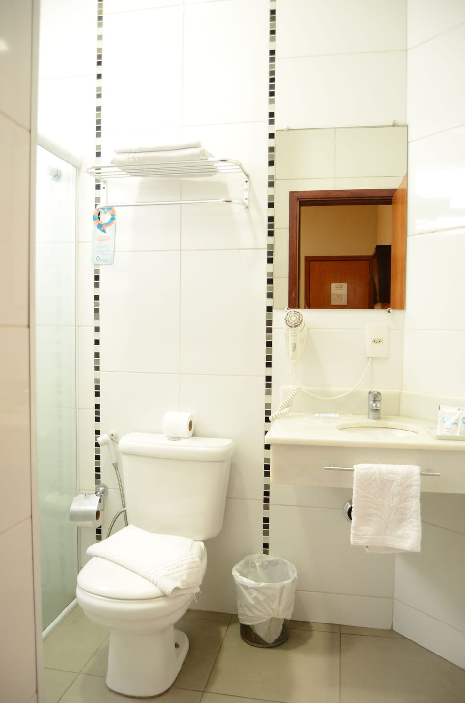 Suite | Bathroom | Shower, free toiletries, hair dryer, towels