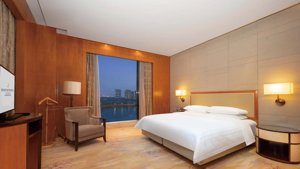 Suite, 1 Bedroom, Lake View | Premium bedding, down comforters, pillowtop beds, minibar