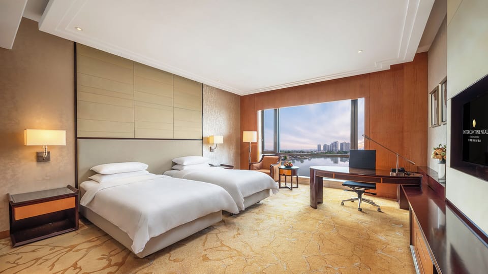 2 Twin Classic Lake View | Premium bedding, down comforters, pillowtop beds, minibar