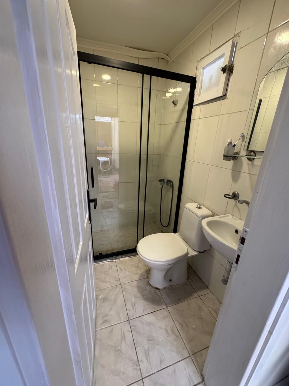 Family Room | Bathroom | Shower, hydromassage showerhead, hair dryer, towels