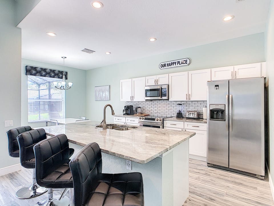 Full Modern Kitchen & Breakfast Counter