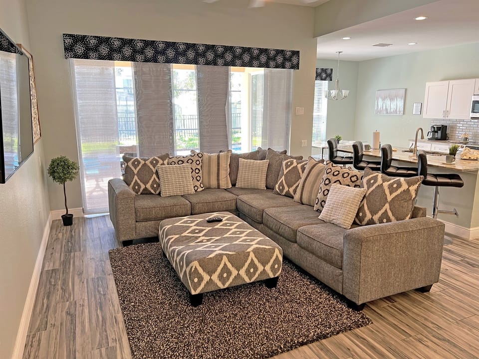 Family Room - Kitchen