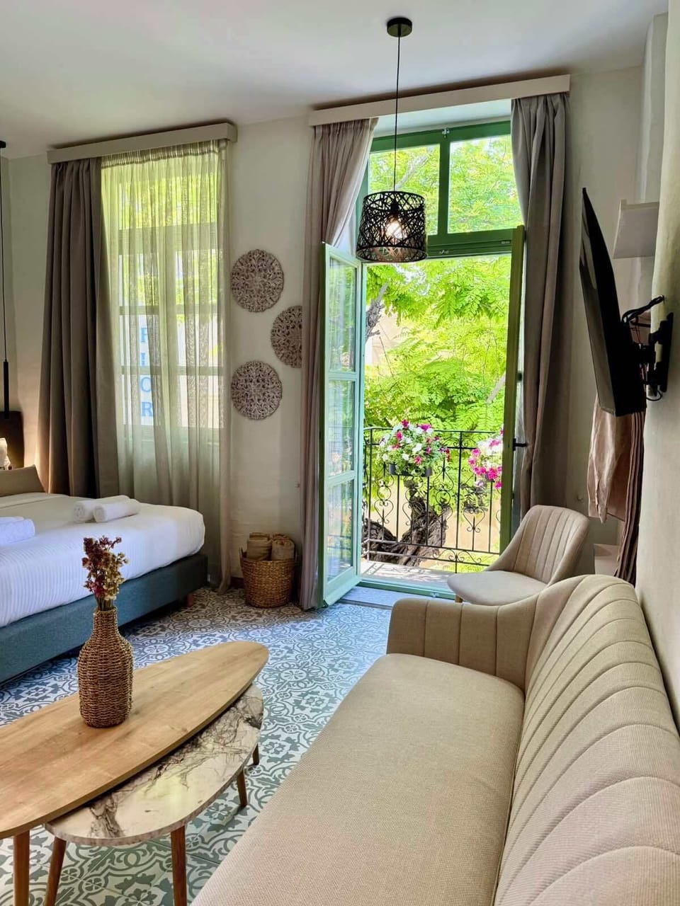 Traditional Double Room | Minibar, in-room safe, individually decorated, desk