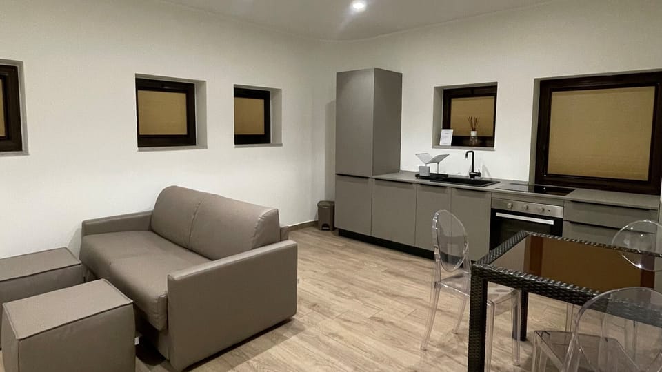 Suite | Private kitchen | Coffee/tea maker, electric kettle