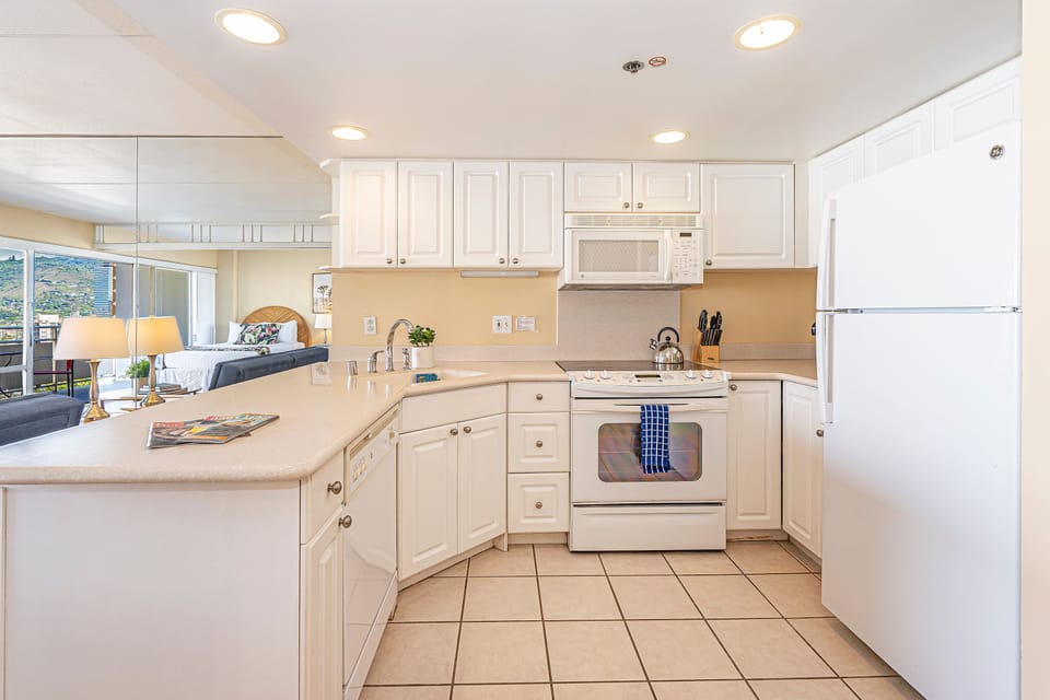 Full Kitchen with Dishwasher - Full Kitchen with Dishwasher