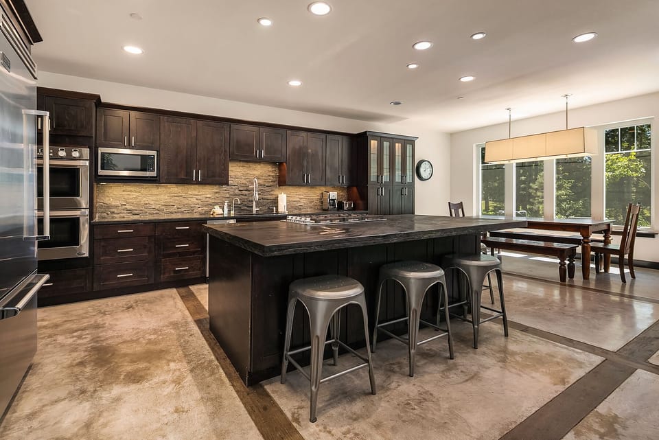 Rocking Chair Retreat - Fully stocked Chef's Kitchen.