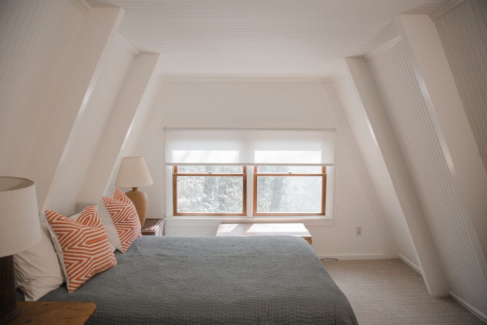 Upper Level Guest - Queen Bedroom