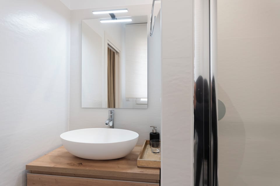 Superior Double Room | Bathroom | Shower, towels, soap, shampoo