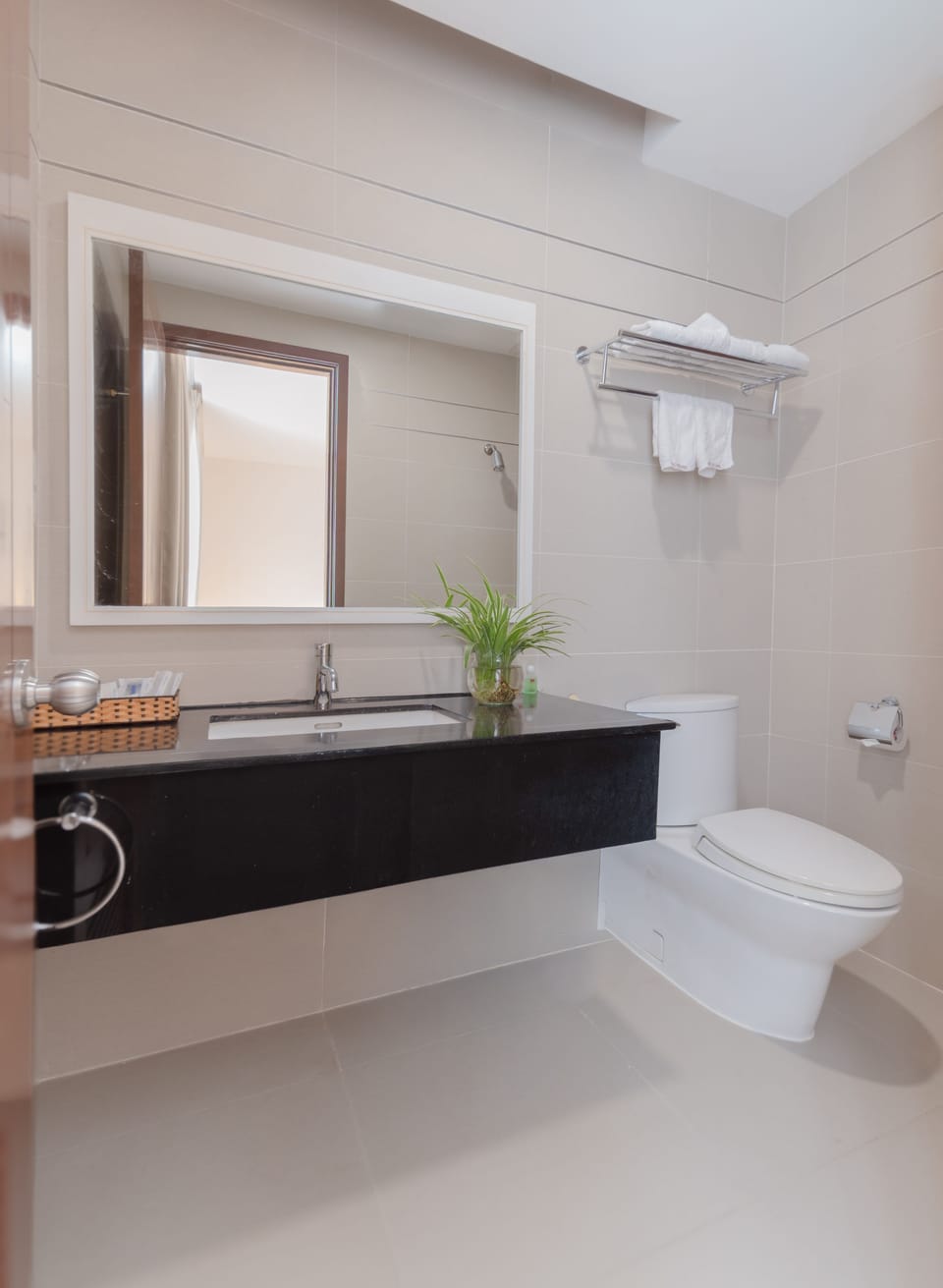 Superior Twin Room | Bathroom | Free toiletries, hair dryer, towels