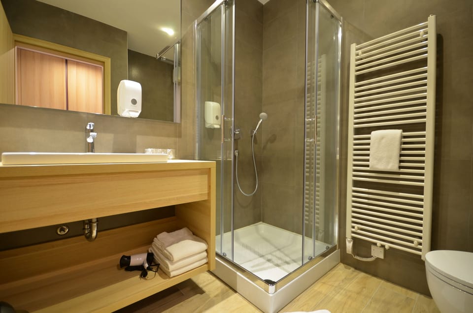Classic Quadruple Room, Private Bathroom | Bathroom | Free toiletries, hair dryer, towels