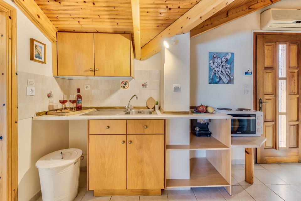 Suite | Shared kitchen | Full-size fridge, stovetop, coffee/tea maker, electric kettle