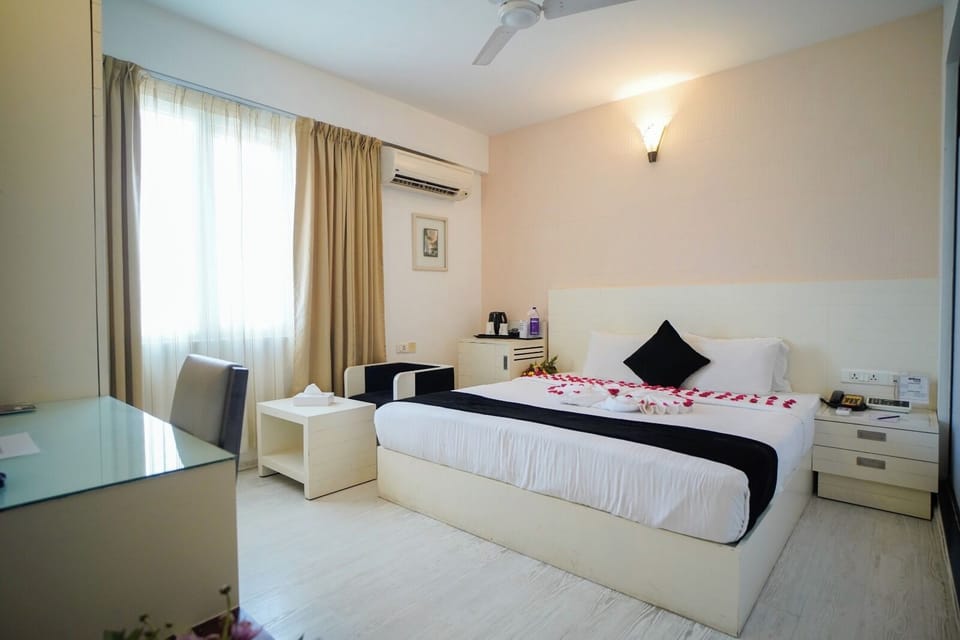 Deluxe Double Room | Minibar, in-room safe, soundproofing, free WiFi