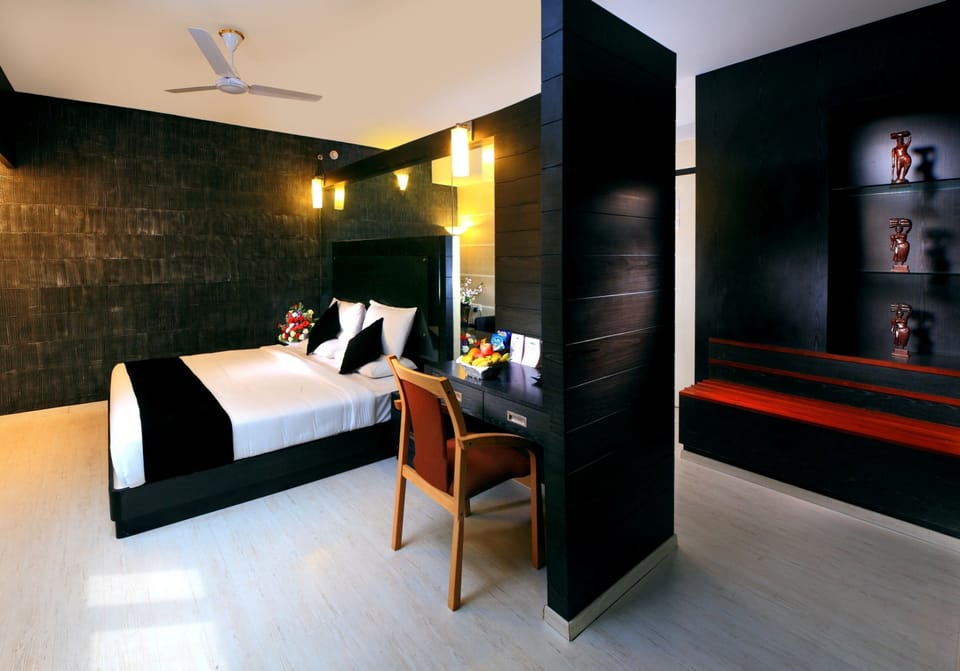 Deluxe Suite | Minibar, in-room safe, soundproofing, free WiFi