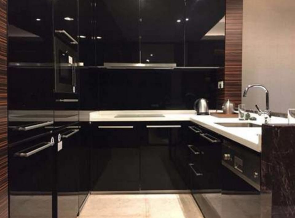 Deluxe Suite | Bathroom | Free toiletries, hair dryer, bathrobes, towels