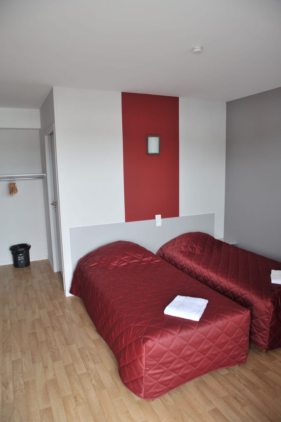 Desk, soundproofing, free cribs/infant beds, free WiFi