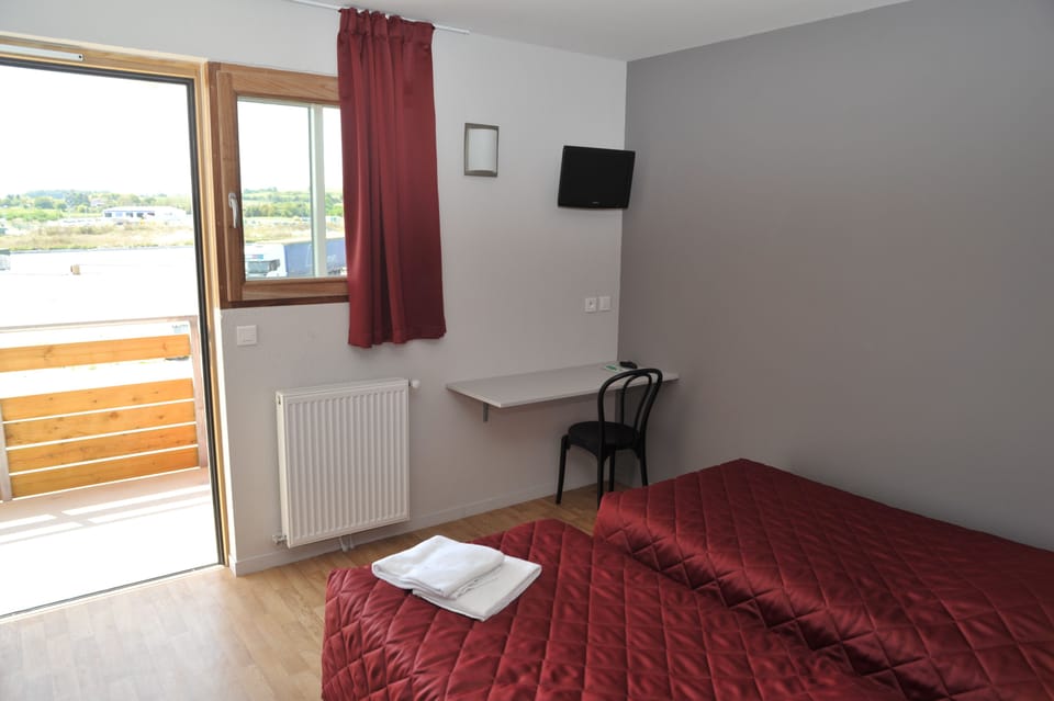 Desk, soundproofing, free cribs/infant beds, free WiFi